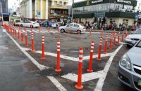 Біля залізничного вокзалу в Києві встановили обмежувальні стовпчики
