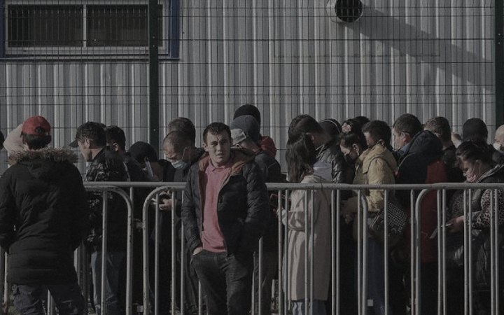 Розвідка: Росія посилює контроль над мігрантами через обов'язкові гаджети