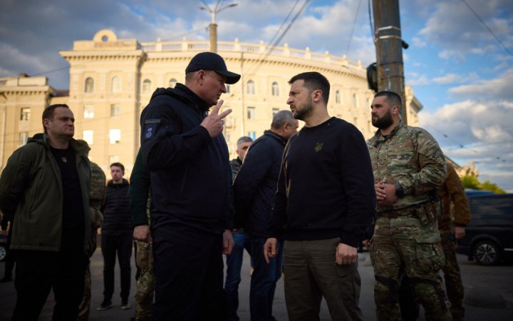 Зеленський оглянув атаковану Росією п’ятиповерхівку у Дніпрі