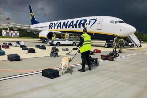 "Ситуация абсолютно недопустима", - реакция ЕС на инцидент с самолетом Ryanair в Минске 