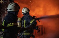 У Дарницькому районі Києва сталася масштабна пожежа, двоє постраждалих (оновлено)