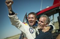 Герой недели: Феликс Баумгартнер прыгнул с парашютом с 39-километровой высоты
