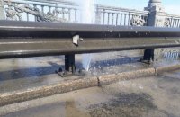 На мосту Патона в Киеве прорвало трубу
