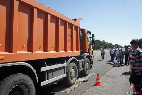 Під Миколаєвом перевізники знову змусили владу прибрати з дороги ваговий комплекс