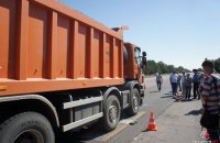 Под Николаевом перевозчики снова вынудили власти убрать с дороги весовой комплекс