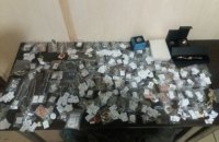 В коробках из-под обуви и чая женщина везла в оккупированный Донбасс драгоценностей на 200 тыс гривен