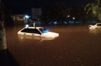 В Одессе в результате мощного ливня затопило магазины и сорвало асфальт (обновлено)