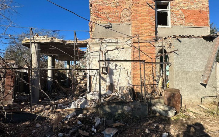 Через російські обстріли Нікополя поранена жінка