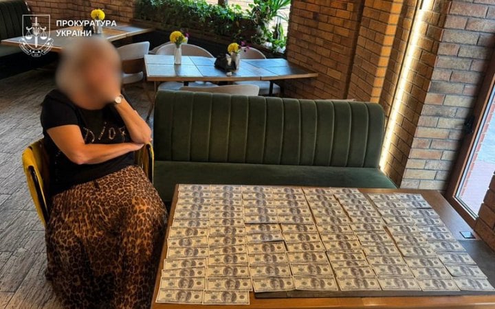 У Києві отримала підозру викладачка університету, яка пропонувала зробити військовозобов'язаного студентом за "10 кг смородини" 