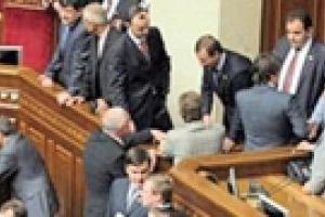 Регионалы традиционно заблокировали трибуну Рады