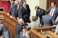Регионалы традиционно заблокировали трибуну Рады