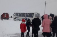 На Волыни спасатели вытащили из сугроба школьный автобус с детьми
