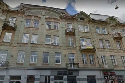 Во Львове на девушку упал обломок балкона 