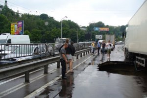 На улице Телиги в Киеве провалился асфальт