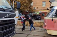 В Киеве на Подоле подрались водители трамвая и мусоровоза