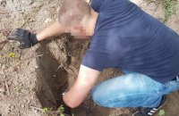 На неработающем предприятии в Киеве нашли тайник с гранатометами и пластидом