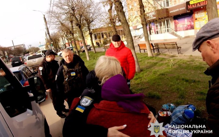 "Білі Янголи" вивезли з Сумщини вісьмох літніх людей