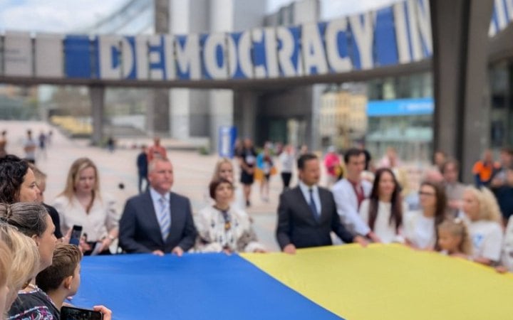 Перед Європейським парламентом розгорнули 30-метровий український стяг