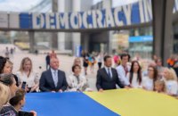 Перед Європейським парламентом розгорнули 30-метровий український стяг