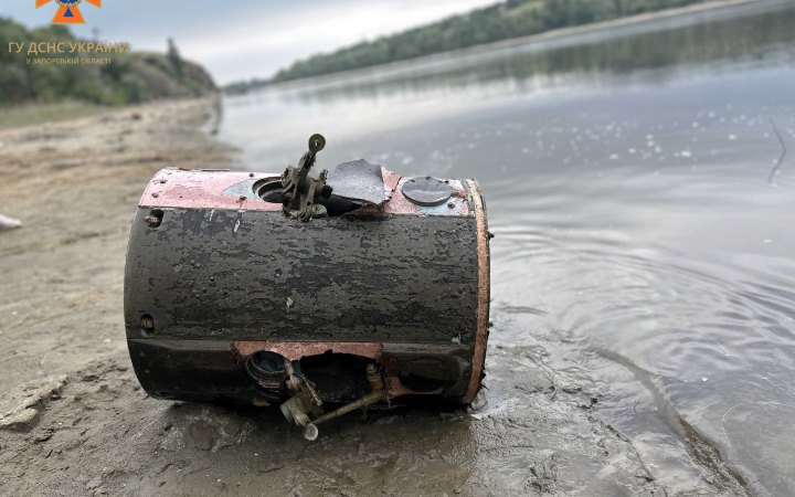 Із Дніпра запорізькі рятувальники витягнули залишки ракети С-300