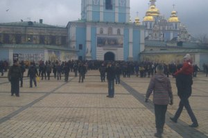 К забаррикадированному Михайловскому храму собираются активисты и нардепы
