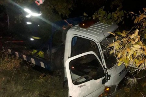 На трассе в Николаевской области эвакуатор съехал в кювет, водитель погиб