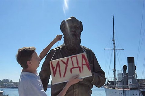 Во Владивостоке сталинист осквернил памятник Солженицыну