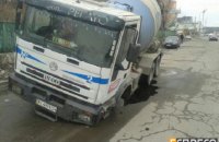 В Киеве бетономешалка провалилась под асфальт и повредила канализационный коллектор