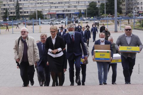 "Батькивщина" передала в ЦИК необходимые для старта референдума документы