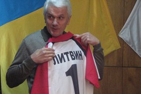 Литвин предпочитает смотреть футбол по телевизору