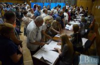 В Киеве люди стоят в очередях по нескольку часов, чтобы проголосовать