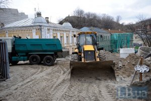 На Андреевском спуске неизвестные повредили строительную технику