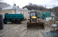 На Андреевском спуске неизвестные повредили строительную технику