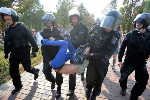 КС запретил задерживать граждан за неповиновение милиции