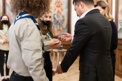 Скаути передали Зеленському Вифлеємський вогонь