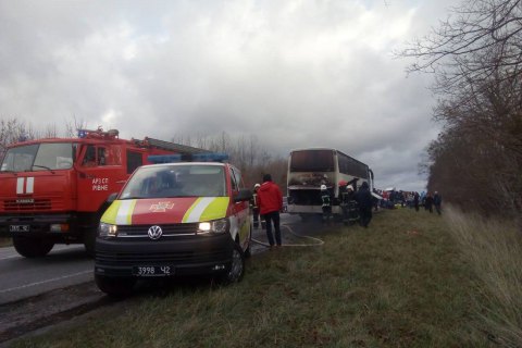 Туристический автобус с 46 пассажирами загорелся на трассе в Ровенской области