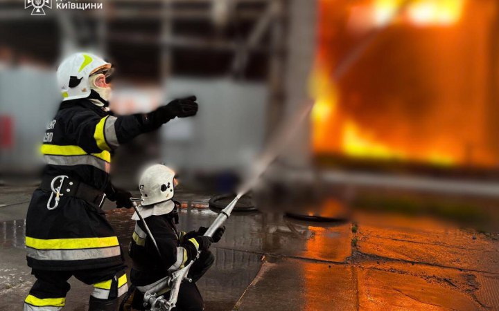 Внаслідок атаки в Києві є пошкодження в трьох районах, поранено жінку (доповнено)