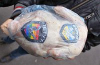 В Сумах под здание МВД активисты принесли куриные тушки с нашивками "Беркута"
