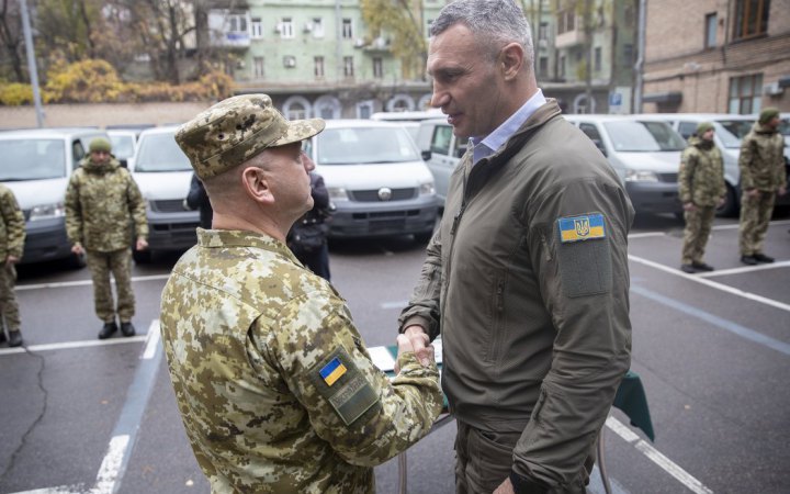 Кличко передав прикордонникам додатково 50 мікроавтобусів для бойових підрозділів