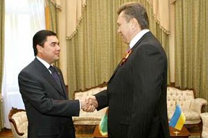 Януковичу в Туркменистане подарили элитного коня 