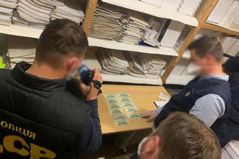Главу закарпатского подразделения АМКУ задержали при получении взятки