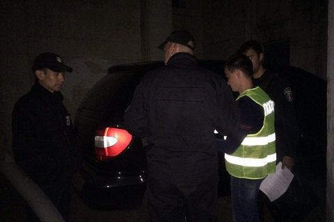 В Киеве неизвестные с оружием отобрали у мужчины 2,4 млн гривен