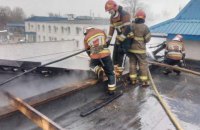 В Киеве загорелся склад мебели и керамики