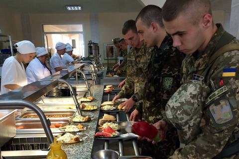 Кабмин реформировал систему питания военных