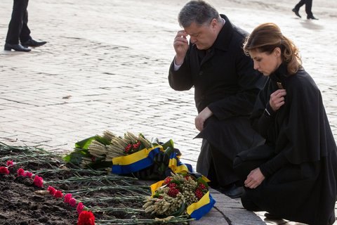 Порошенко с женой на Михайловской площади почтили память жертв Голодомора