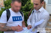 Киянин отримав підозру за те, що приставив пістолет до голови іншого водія під час конфлікту на парковці
