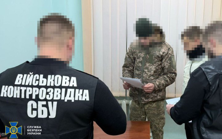 Затримали 21-річного чоловіка, якого підозрюють у "зливі" ворогу локацій ППО біля аеродромів