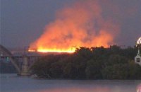 В Днепропетровске горела трава за мостом