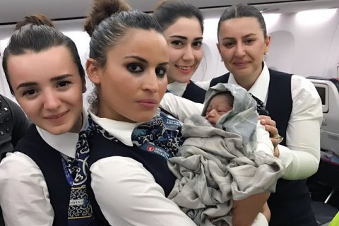 Экипаж Turkish Airlines принял роды у пассажирки во время полета