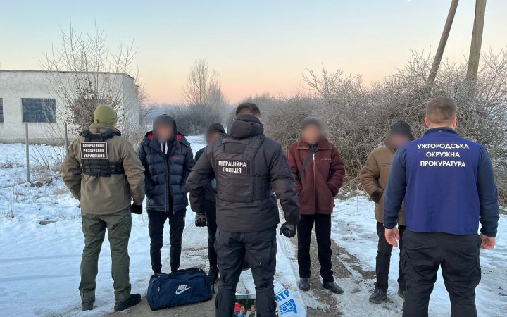 На Закарпатті двоє чоловіків хотіли втекти до Угорщини на надувному матраці